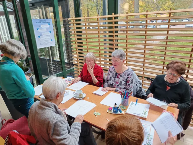 Un atelier d'écriture créative en session, des participantes échangent autour de leurs textes