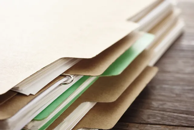 Dossiers de classement ouverts avec des documents